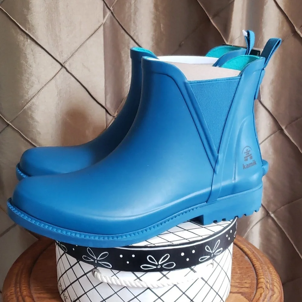 NWT- Kamik ‘Chloe’ Lo Rainboots RARE TEAL COLOR
